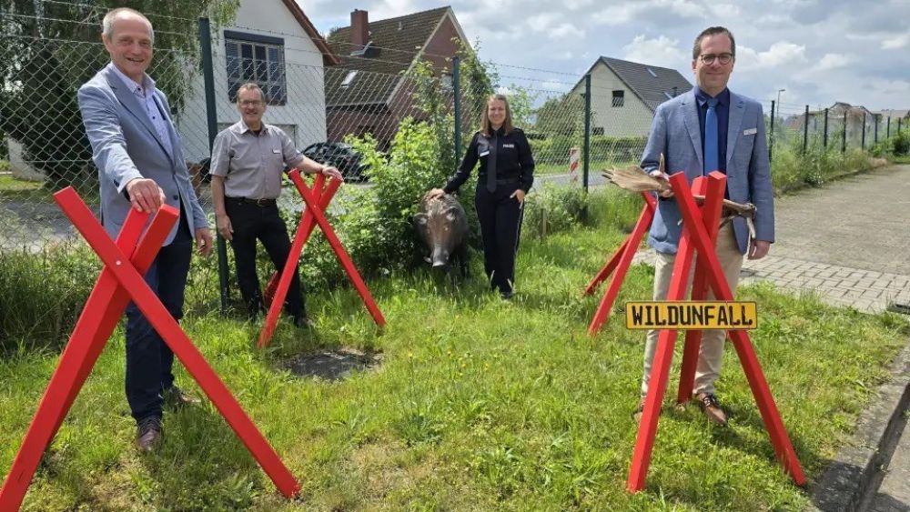 Wollen die Dreibein-Aktion zur Warnung vor Wildunfällen im Landkreis wieder aufleben lassen (vlnr): Volker Töllner, Wolfgang Rehling, Johanna Hoffmeister und Henning Wolter